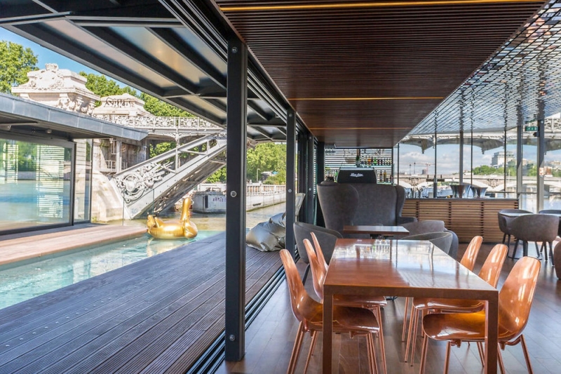 Уникальный отель-бар на воде в Париже